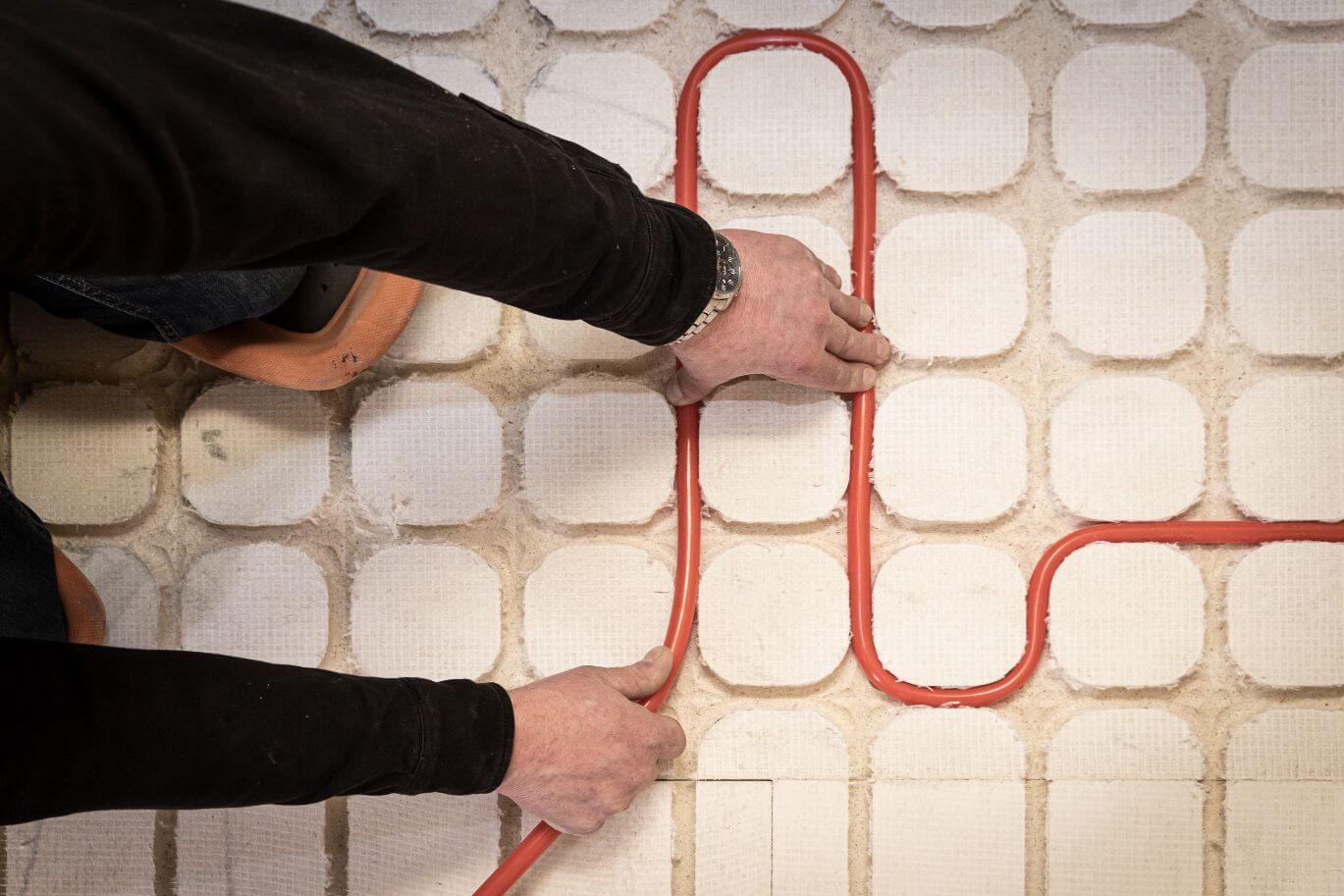 De-vloerverwarmingbuis-in-vloerverwarming-plaat-van-R-Floorzz De-vloerverwarmingbuis-in-vloerverwarming-plaat-van-R-Floorzz